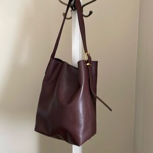 Madewell Essential Bucket Tote in Leather